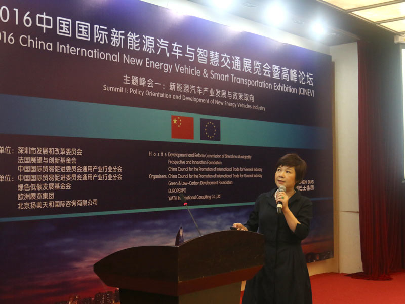 董事长萧霞女士发表演讲.jpg 董事长萧霞女士发表演讲.jpg